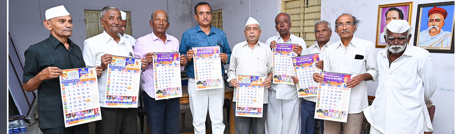स्नेहजित प्रकाशनतर्फे कुपवाड विशेष असणारे स्नेहजित दिनदर्शिका प्रकाशन करताना महावीर सौंदत्ते.सोबत सन्मती गौंडाजे, कल्लाप्पा कवठेकर, नेमगोंडा पाटील व इतर